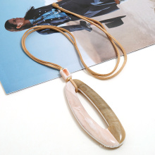 Collier de cordon en cuir modélisé pour lady Pendre acrylique de forme irrégulière